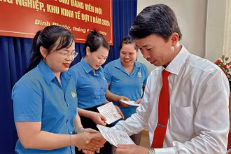 Lãnh đạo Ðảng ủy Khối Cơ quan và Doanh nghiệp tỉnh Bình Phước trao giấy chứng nhận hoàn thành lớp bồi dưỡng lý luận chính trị cho đảng viên mới.