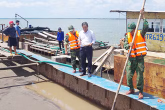 Cơ quan chức năng tỉnh Tiền Giang lập biên bản, xử lý các trường hợp khai thác cát trái phép trên sông Tiền.
