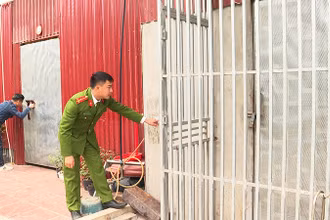 Cơ quan công an khám xét “boong-ke” ma túy tại thị xã Việt Yên.