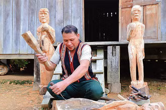 Nhờ đôi bàn tay khéo léo, Nghệ nhân Ưu tú A Gông (làng Kon Du, xã Măng Cành) đã tạo ra những sản phẩm tượng gỗ đẹp mắt, chân thực mang đậm bản sắc văn hóa của cộng đồng dân tộc Mơ Nâm.