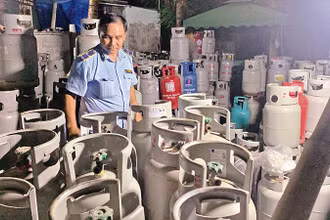 Lực lượng quản lý thị trường kiểm tra vỏ bình gas không rõ nguồn gốc tại xã Bình Chánh, huyện Bình Chánh.