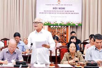 Chủ nhiệm Hội đồng tư vấn Dân chủ-Pháp luật (Ủy ban Mặt trận Tổ quốc thành phố Hà Nội) Phạm Ngọc Thảo phát biểu tại hội nghị. (Ảnh: NGUYỄN PHƯỢNG)