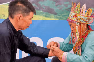 Tục lệ buộc chỉ cổ tay là nghi thức tâm linh rất đặc biệt trong lễ hội “Háu Đoong”, với ý nghĩa may mắn, thuận lợi đối với người được buộc chỉ.