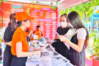 Khách tham quan tìm hiểu các sản phẩm du lịch trong dịp nghỉ lễ 30/4, 1/5 và hè 2023 tại Ngày hội Du lịch Thành phố Hồ Chí Minh vừa qua.