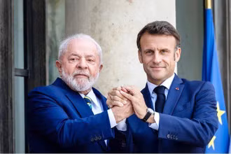 Tổng thống Pháp Emmanuel Macron đón tiếp Tổng thống Brazil Lula da Silva tại thủ đô Paris. (Ảnh: EFE)