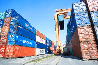 Bốc xếp hàng hóa xuất nhập khẩu tại cảng Hải Phòng. (Ảnh: DUY ĐĂNG)