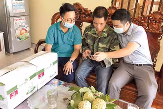 Nhân viên ViettelPost hướng dẫn người dân xã Chi Lăng cách vận hành cửa hàng số trên sàn thương mại điện tử voso.vn. (Ảnh: HOÀNG VƯƠNG)