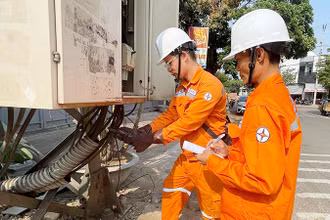 Công nhân Công ty điện lực Kon Tum kiểm tra cấu hình các thiết bị trên trạm điện, bảo đảm cấp điện an toàn trong mùa nắng nóng. (Ảnh: BẢO CHÂU)