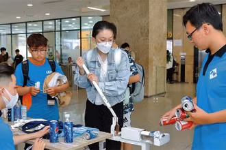 Sinh viên Đại học Kinh tế Thành phố Hồ Chí Minh tham gia hoạt động phân loại, tái chế rác. (Ảnh: CTV)