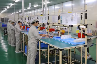 Sản xuất linh kiện điện tử tại Công ty Origin Manufactures Vietnam (doanh nghiệp FDI Nhật Bản) tại Khu công nghiệp Đồng Văn, tỉnh Hà Nam. (Ảnh: MINH HÀ)