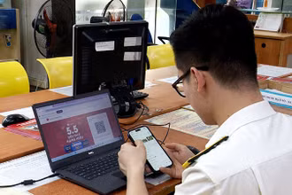 Cán bộ, nhân viên ngành thuế truy vết nợ thuế bằng công nghệ thông tin.