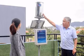 Giám đốc Công ty cổ phần WATEC Văn Phú Chính giới thiệu trạm đo mưa tự động Vrain.