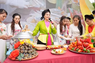 Giới thiệu ẩm thực truyền thống tại Liên hoan Văn hóa ẩm thực đất Tổ năm 2023. (Ảnh: VIỆT DŨNG)