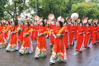 Phụ nữ Thủ đô duyên dáng trong màn diễu hành áo dài trên phố. 
