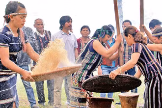 Đồng bào dân tộc Cơ Ho thi giã gạo trong Ngày hội văn hóa các dân tộc thiểu số tỉnh Lâm Đồng.