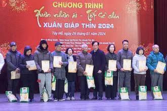 Lãnh đạo quận Tây Hồ trao quà Tết cho các đối tượng yếu thế trong ngày hội "Xuân nhân ái - Tết sẻ chia".