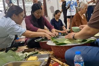 Nhà chùa cùng phật tử tổ chức gói bánh chưng tại chùa Đình Quán, phường Phúc Diễn, quận Bắc Từ Liêm (Hà Nội) 