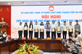Lãnh đạo Mặt trận Tổ quốc Việt Nam thành phố đã trao hỗ trợ cho sinh viên của các tỉnh phía bắc bị ảnh hưởng bão lũ đang học tập tại Hà Nội.