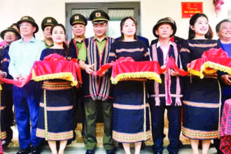 Khánh thành và tặng quà cho gia đình anh A Tênh (thành phố Kon Tum) trong chương trình xóa nhà tạm, nhà dột nát tặng đồng bào các tỉnh Tây Nguyên của Bộ Công an.