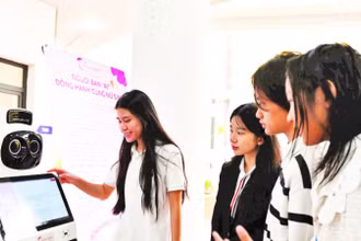 Em Võ Nguyễn Tường Minh (người đầu tiên từ trái sang) và nhóm nữ sinh thành viên Câu lạc bộ giới thiệu sản phẩm chatbot với các đại biểu Đại hội Cháu ngoan Bác Hồ thành phố Hà Nội lần thứ XV