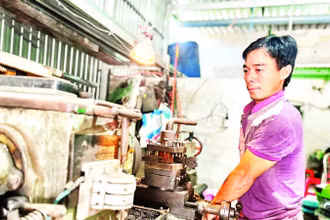 Người dân xã đảo Thạnh An có nhiều lựa chọn để phát triển sản xuất kể từ khi có nguồn điện lưới ổn định.