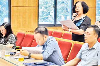Đại diện các tổ dân phố trên địa bàn quận Ba Đình tham gia góp ý kiến xây dựng tiêu chí. (Ảnh TÙNG LINH)