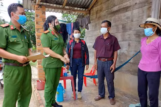 Công an xã Tân Tiến, huyện Krông Pắc (Ðắk Lắk) tuyên truyền, phổ biến pháp luật cho người dân buôn Kniêr. (Ảnh THANH HƯỜNG) 