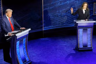 Bà Kamala Harris và ông Donald Trump tranh luận trực tiếp hôm 10/9/2024. (Ảnh REUTERS)