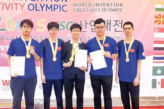 Nhóm tác giả gồm năm học sinh nhận Huy chương vàng tại Cuộc thi Olympic Phát minh và Sáng chế khoa học quốc tế (WICO) năm 2023.
