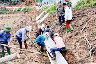Cán bộ cơ sở cùng người dân Tuyên Quang xây dựng kênh mương.