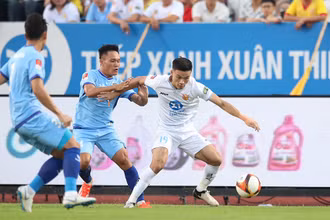 Thép Xanh Nam Ðịnh (áo trắng) thắng Becamex Bình Dương 3-1.