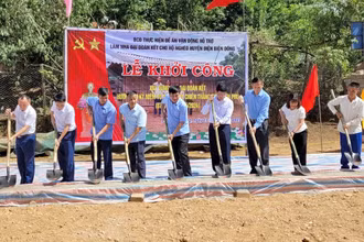 Các đồng chí lãnh đạo tỉnh Ðiện Biên và huyện Ðiện Biên Ðông dự lễ khởi công làm nhà cho người nghèo.