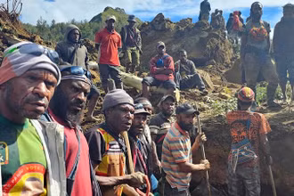 Tìm kiếm nạn nhân vụ lở đất ở Papua New Guinea. (Ảnh REUTERS)