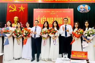 Lãnh đạo Thành ủy Hải Phòng và Sở Giáo dục và Ðào tạo Hải Phòng chúc mừng các đảng viên mới kết nạp của Trường THPT chuyên Trần Phú.