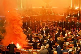 Nghị sĩ đối lập ném bom khói tại phiên họp Quốc hội Albania ở Tirana. (Ảnh REUTERS)