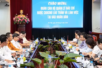 Đoàn cán bộ quản lý báo chí Lào làm việc với Báo Nhân Dân