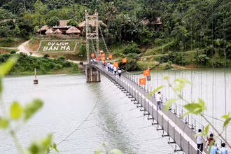 Du khách tham quan điểm du lịch cộng đồng bản Mạ ở thị trấn Thường Xuân, huyện Thường Xuân, tỉnh Thanh Hóa.