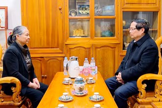 Thủ tướng Phạm Minh Chính thăm hỏi tình hình đời sống thân nhân của Tổng Bí thư Nguyễn Phú Trọng. (Ảnh Trung Thành)