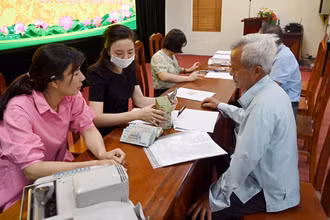 Chi trả tiền bồi thường hỗ trợ và tái định cư do xây dựng đường Vành đai 4-Vùng Thủ đô đi qua địa phận xã Ðắc Sở, huyện Hoài Ðức. (Ảnh ÐĂNG ANH)
