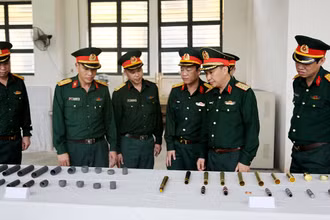Lãnh đạo Tổng cục Công nghiệp quốc phòng kiểm tra công tác nghiên cứu, sản xuất tại các đơn vị trực thuộc. (Ảnh ANH TUẤN)