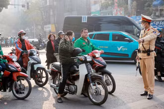 Lực lượng chức năng xử phạt các trường hợp vi phạm luật giao thông.