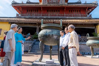 Các chuyên gia, nhà nghiên cứu tìm hiểu di sản tư liệu trên Cửu Ðỉnh trong Ðại nội Huế.
