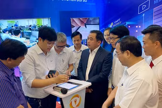 Bí thư Tỉnh ủy Hải Dương Trần Ðức Thắng (thứ năm từ trái sang) dự Ngày chuyển đổi số.