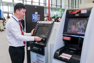 Máy ATM công nghệ mới cho phép giao dịch rút tiền bằng căn cước công dân gắn chip.