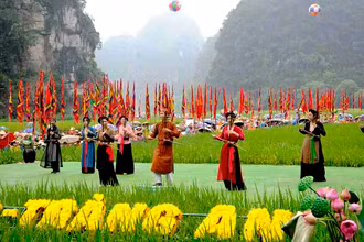 Tiết mục khai mạc Tuần Du lịch Sắc vàng Tam Cốc Tràng An. (Ảnh Sở Du lịch Ninh Bình)