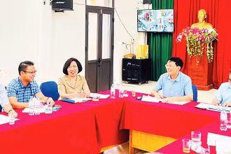  Bí thư Quận ủy Tây Hồ Lê Thị Thu Hằng dự sinh hoạt tại tổ đảng số 10, Chi bộ số 12, Ðảng bộ phường Xuân La.