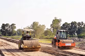 Thi công Dự án đường vành đai 4-Vùng Thủ đô đoạn qua địa bàn quận Hà Đông, Hà Nội. (Ảnh ĐĂNG ANH)