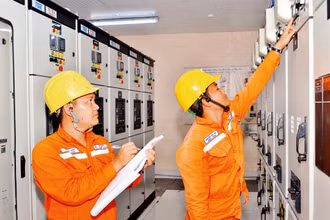 Nhân viên Ðiện lực Phú Quý theo dõi thu thập dữ liệu, số liệu quản lý vận hành hệ thống điện trên đảo.