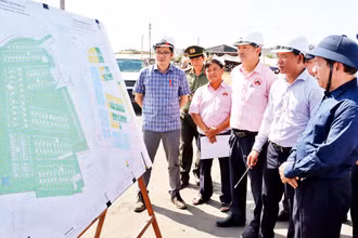 Lãnh đạo tỉnh Quảng Ngãi kiểm tra công tác giải phóng mặt bằng và xây dựng các khu tái định cư. 
