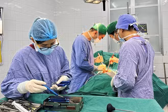 Các bác sĩ Bệnh viện Hữu nghị Việt Ðức đang thực hiện một ca mổ cấp cứu.